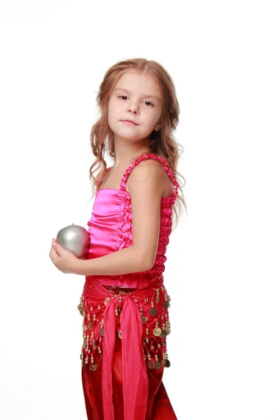 Dziewczynka z srebrne jabłko w rękach — Zdjęcie stockowe
