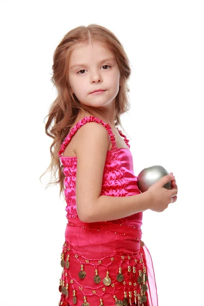 Kleines Mädchen mit einem silbernen Apfel in der Hand — Stockfoto