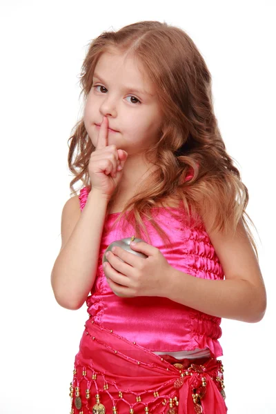 Petite fille avec une pomme d'argent dans les mains — Photo