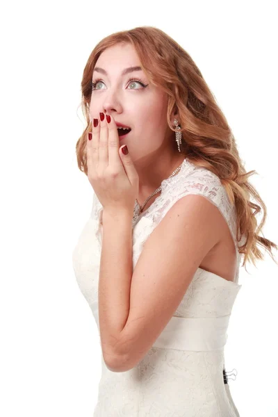 Überraschte Frau im weißen Kleid — Stockfoto