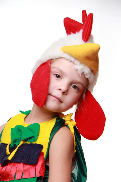 Ein kleines Mädchen als Hahn verkleidet — Stockfoto