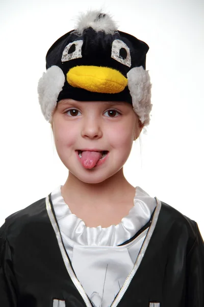 一个小女孩打扮成一只企鹅 — 图库照片