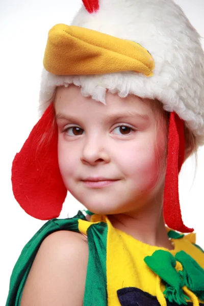 Ein kleines Mädchen als Hahn verkleidet — Stockfoto