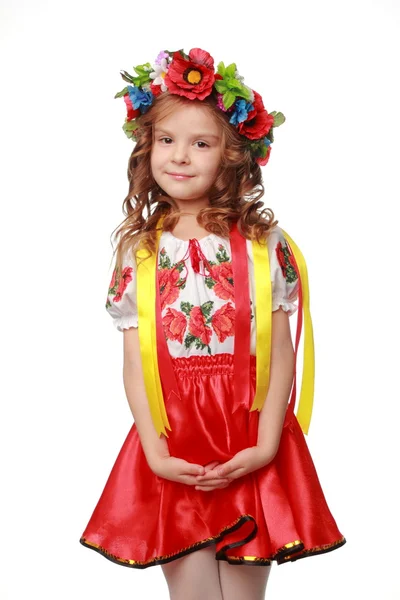 Изображение милой маленькой девочки, одетой на традиционном украинском языке в День Святого Валентина — стоковое фото