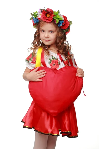 Imagen de linda niña vestida en ucraniano tradicional en el día de San Valentín —  Fotos de Stock