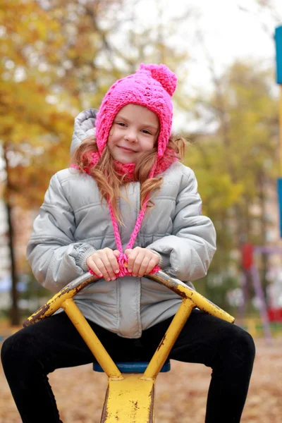 Ukrainisches kleines Mädchen zur Herbstzeit — Stockfoto