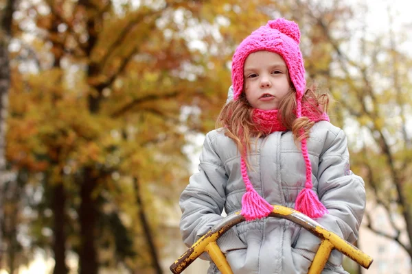 Украинская девочка осенью — стоковое фото
