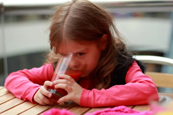 Kid på café inomhus — Stockfoto