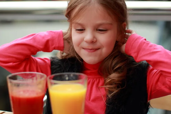 Kid in café binnen — Stockfoto