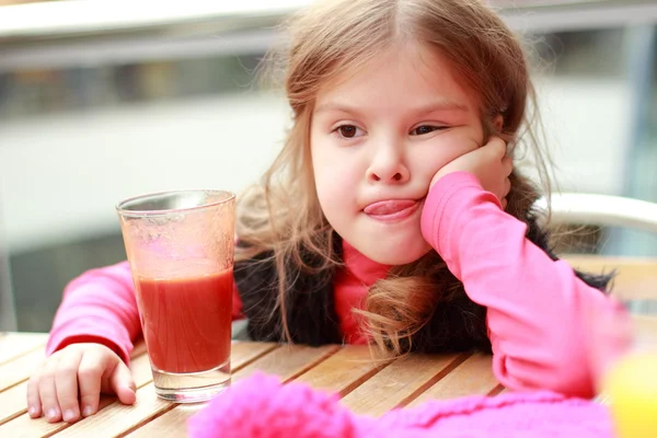 kafede kapalı çocuk