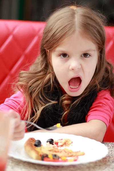 Kid på café inomhus — Stockfoto