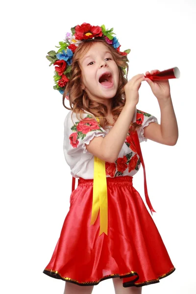 Веселая девушка в украинском костюме — стоковое фото