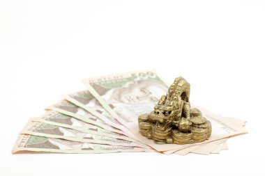 ejderha heykelcik ile beş yüz hryvnia