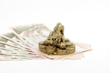 ejderha heykelcik ile beş yüz hryvnia