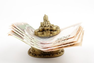 ejderha heykelcik ile beş yüz hryvnia