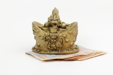 ejderha heykelcik ile beş yüz hryvnia