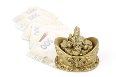 ejderha heykelcik ile beş yüz hryvnia