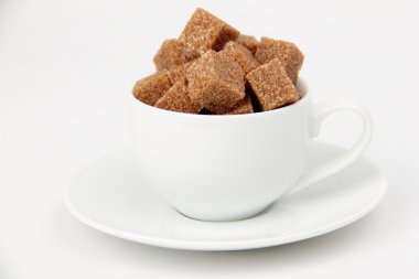 fincan ve kahverengi şeker kamışı