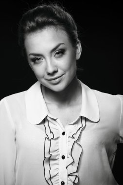 siyah beyaz bir gülümseyen kadın portresi