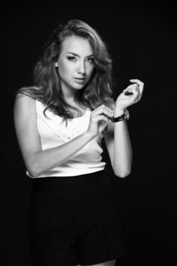 siyah beyaz bir kadın portresi