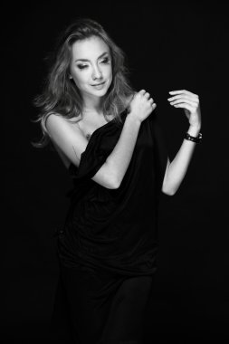 siyah beyaz bir kadın portresi