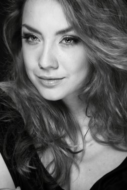 siyah beyaz bir kadın portresi