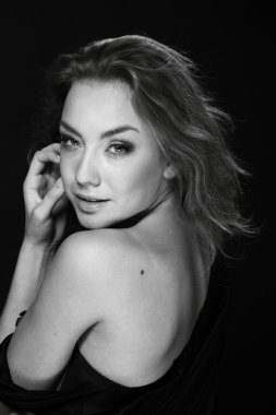 siyah beyaz bir kadın portresi