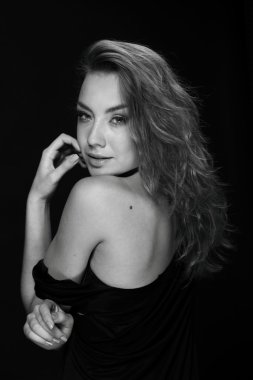 siyah beyaz bir kadın portresi