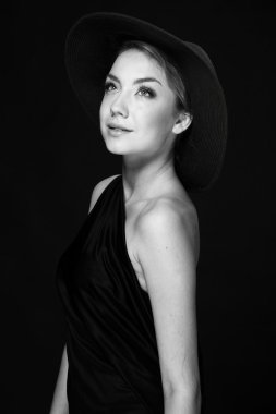 siyah-beyaz şapkalı güzel kız portresi
