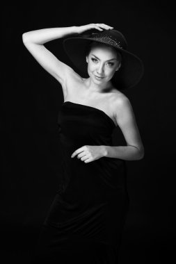 siyah-beyaz şapkalı güzel kız portresi