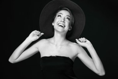 siyah-beyaz şapkalı güzel kız portresi