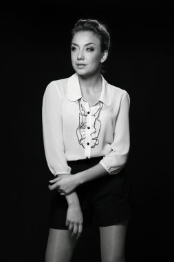 siyah beyaz bir kadın portresi