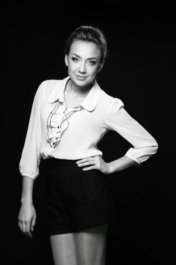 siyah beyaz bir kadın portresi