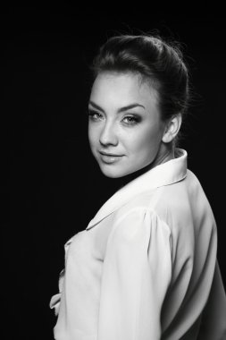 siyah beyaz bir kadın portresi