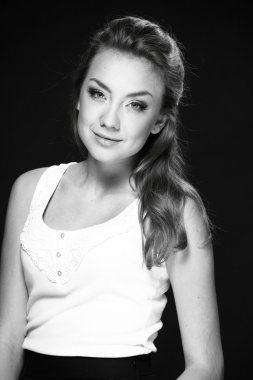 siyah beyaz bir kadın portresi