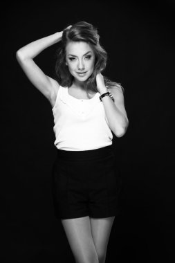 siyah beyaz bir kadın portresi