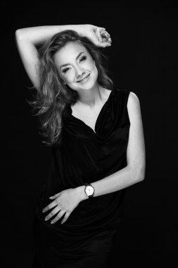 siyah beyaz bir kadın portresi