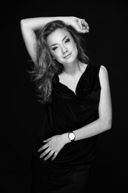 siyah beyaz bir kadın portresi