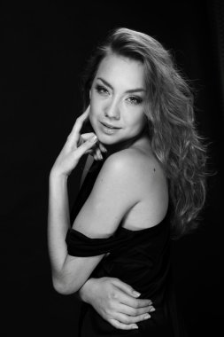 siyah beyaz bir kadın portresi