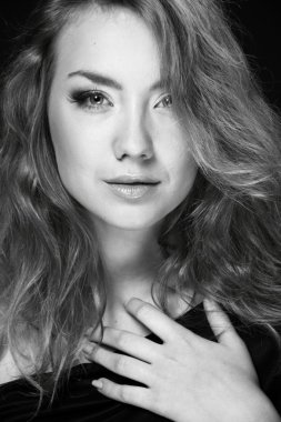 siyah beyaz bir kadın portresi