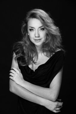 siyah beyaz bir kadın portresi