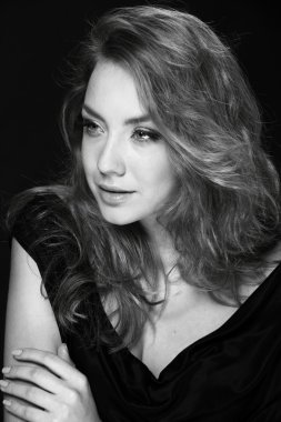 siyah beyaz bir kadın portresi