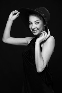 siyah-beyaz şapkalı güzel kız portresi