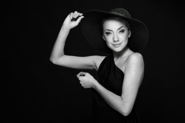 siyah-beyaz şapkalı güzel kız portresi