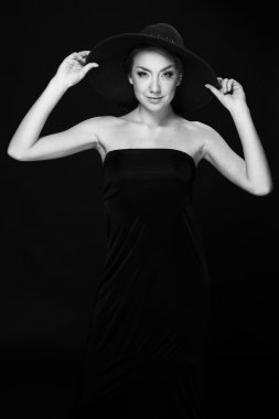 siyah-beyaz şapkalı güzel kız portresi