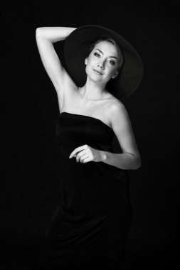 siyah-beyaz şapkalı güzel kız portresi