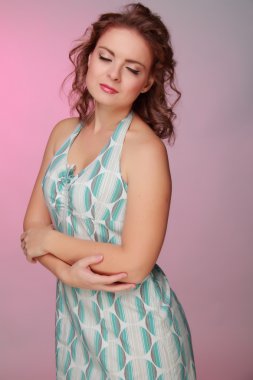 güzel yeşil gözlü bir kadın portresi