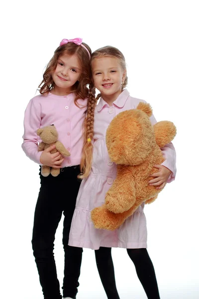 熊と遊ぶ 2 人の女の子 — ストック写真