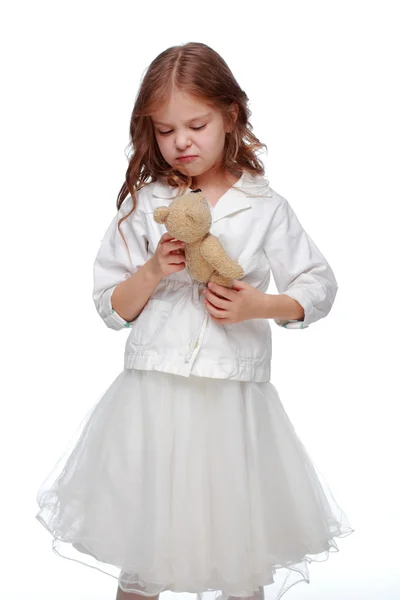 Маленькая девочка и пушистая игрушка — стоковое фото