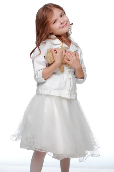Liten flicka och en fluffig leksak — Stockfoto
